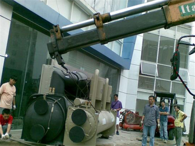 杏花岭区随车吊和汽车吊的核心区别是什么？哪种更省钱？